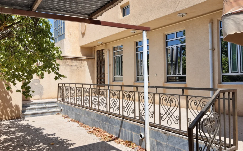زاویه دیگر از حیاط و ایوان خانه فرخ